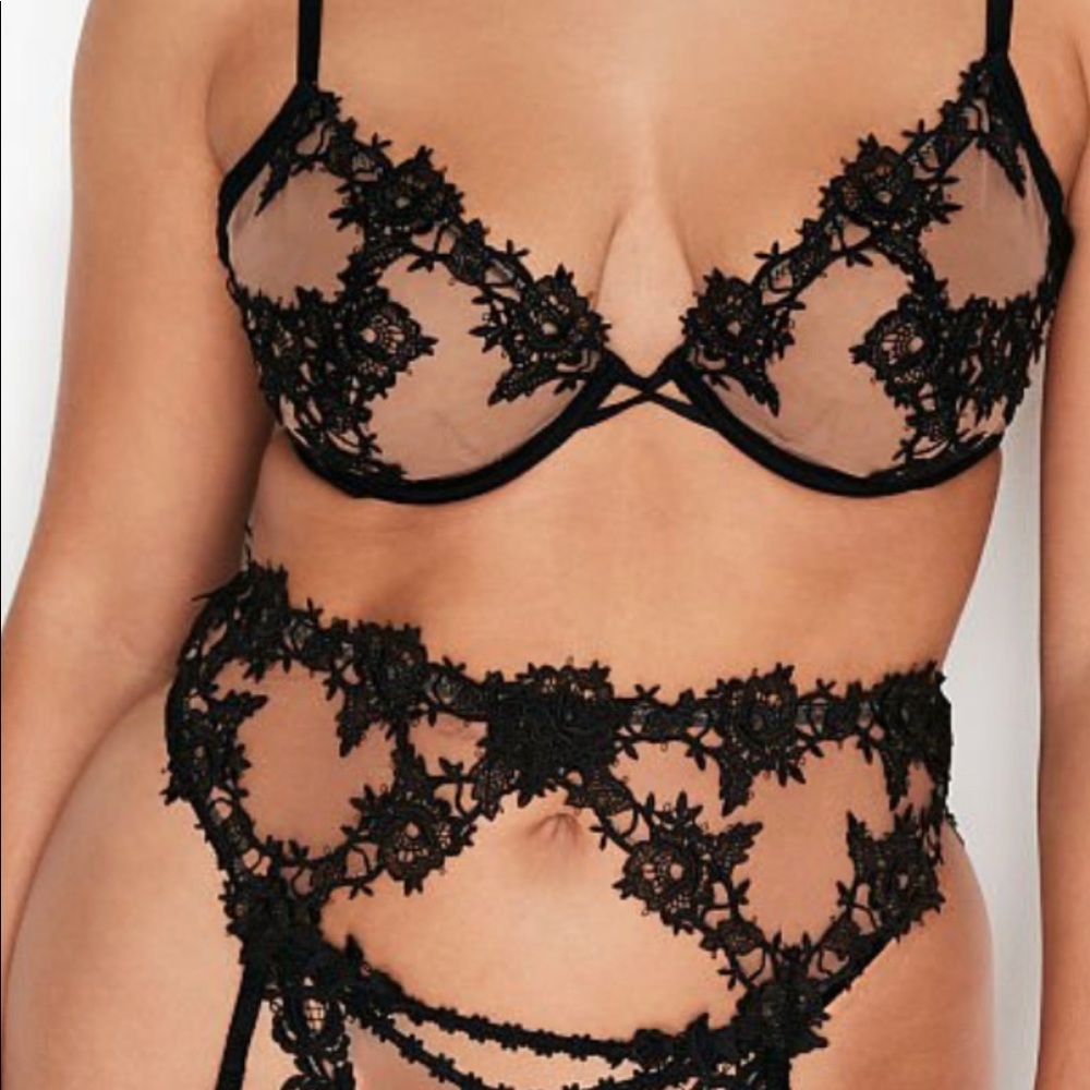 Victorias Secret Dream Angels embrioded garter belt size meduim /large